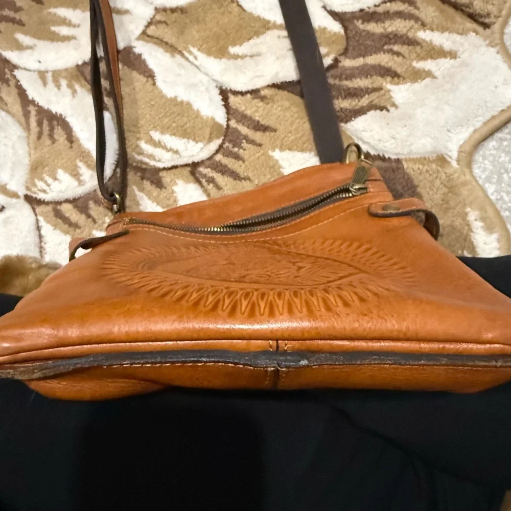 Patricia Nash Francesca full-grain, vegetable-tanned leather crossbody tooled - Picture 2 of 7